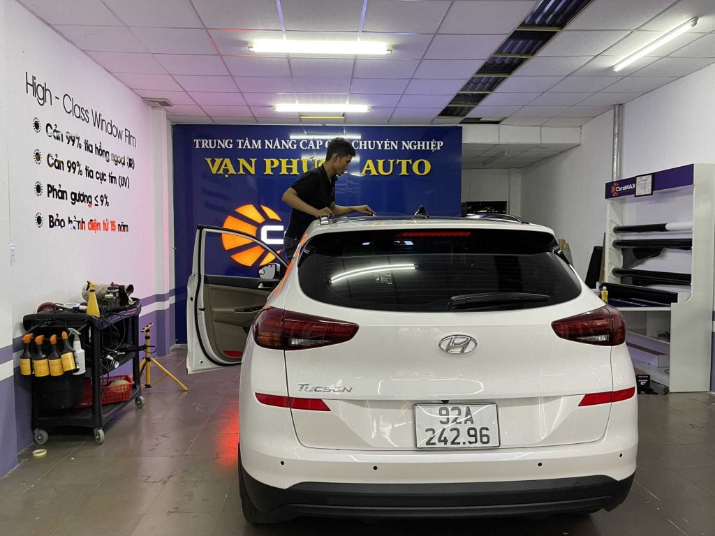 Phòng dán phim tiêu chuẩn tại Vạn Phúc Auto