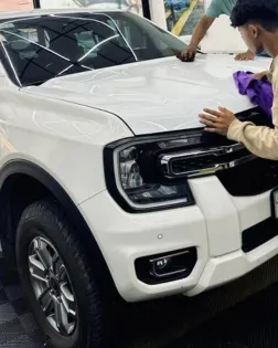 Vệ sinh xe trước khi dán