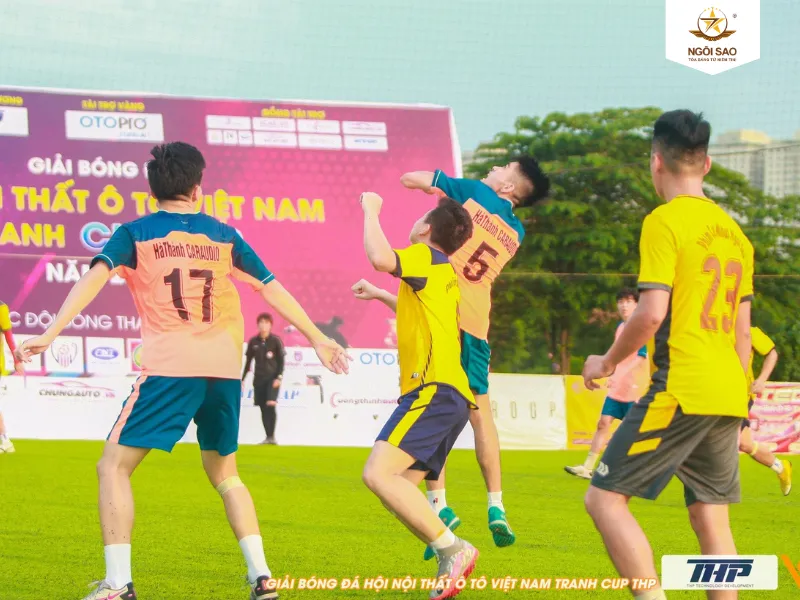 Trận bóng đá diễn ra với nhiều đội bóng tranh tài đầy kịch tính