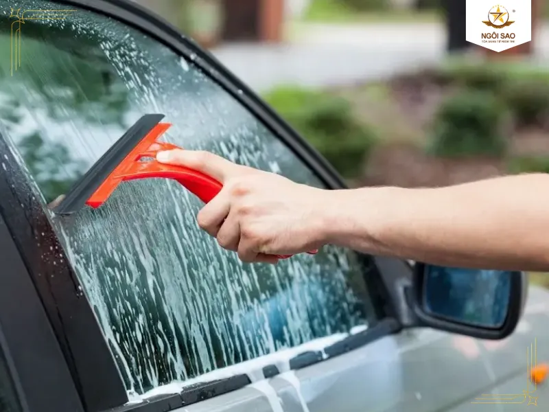 Bước 1 & 2 - Vệ sinh mặt kính và đo cắt phom phim chuẩn kích thước |. Hướng dẫn dán phim cách nhiệt ô tô chuẩn kỹ thuật chi tiết từ chuyên gia 