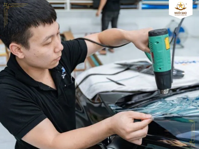 Bước 3 - Sấy tạo hình (sấy phom) theo độ cong của kính | Hướng dẫn dán phim cách nhiệt ô tô chuẩn kỹ thuật chi tiết từ chuyên gia 