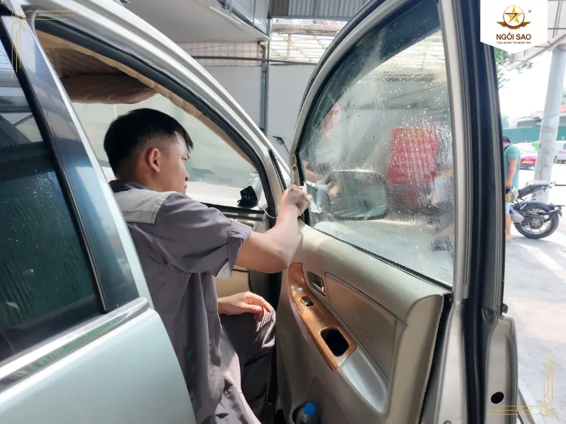 Bước 4 & 5 - Lột lớp nilon, xịt dung dịch và vuốt ép cố định | Hướng dẫn dán phim cách nhiệt ô tô chuẩn kỹ thuật chi tiết từ chuyên gia 