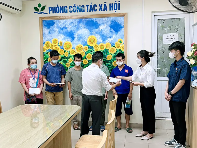 Ngôi Sao tặng quà cho các bệnh nhân tại bệnh viện Nhi Trung ương