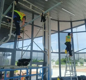 thi công dán phim cách nhiệt nhà kính