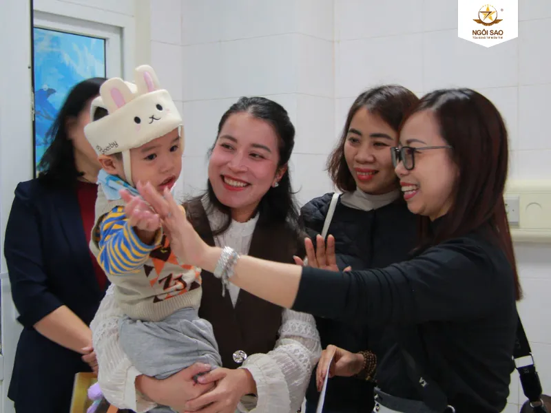 Khoảnh khắc chời đùa cùng các em nhỏ