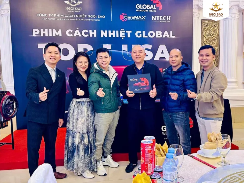 Chụp hình cùng Global 