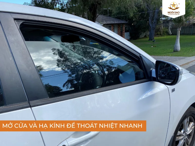 Mở cửa và hạ kính để thoát nhiệt