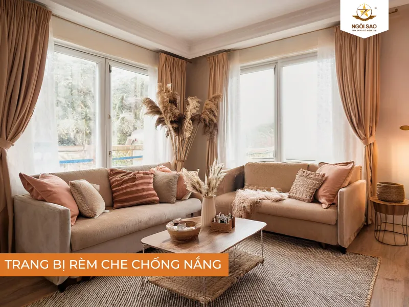 Lắp rèm che chống nắng để hạn chế ánh nắng mặt trời chiếu vào trong nhà