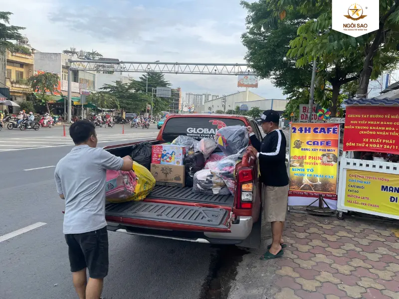 Chuyến xe chở nhu yếu phẩm