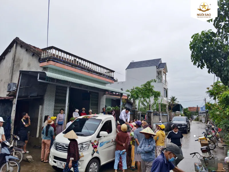 Đồng bào chung tay khắc phục bão lũ