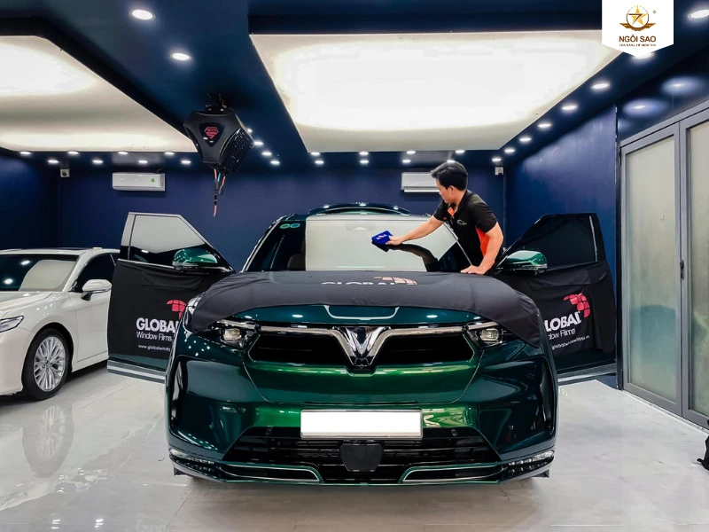 Nhận biết kính đã dán phim cách nhiệt bằng độ trong suốt và màu sắc