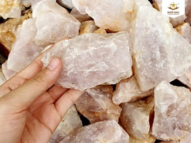 Đá thạch anh hoặc pha lê tự nhiên | 5 Món Đồ Phong Thuỷ Cho Xe Ô Tô Mang Lại May Mắn, Bình An
