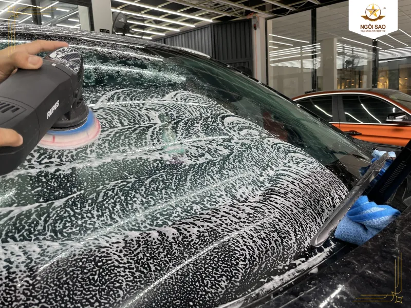 Tẩy ố mốc kính xe: Bước nền tảng bắt buộc trước khi phủ chống bám nước