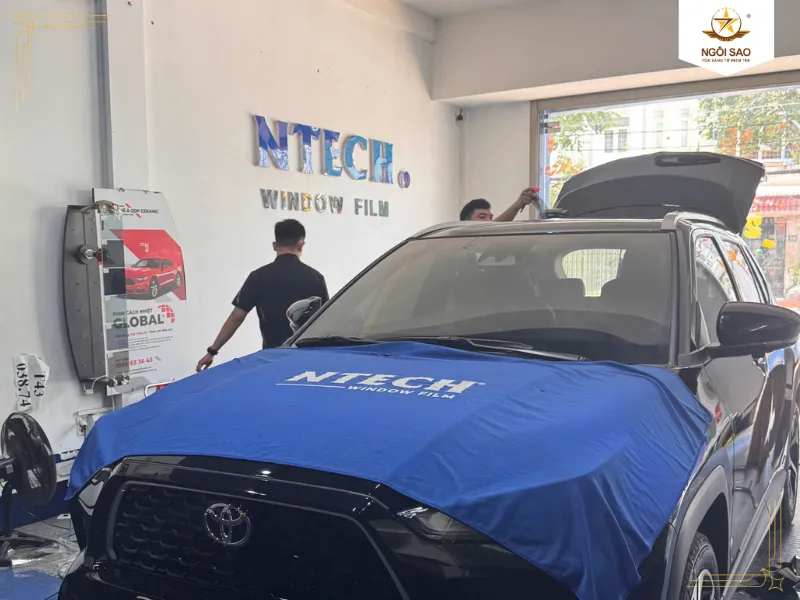 Quy trình thi công dán phim cách nhiệt ô tô chuẩn kỹ thuật tại Thủ Đức